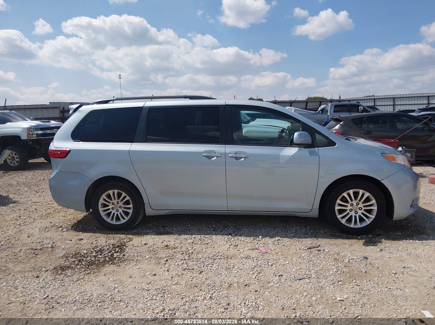 TOYOTA SIENNA - zdjęcie 13