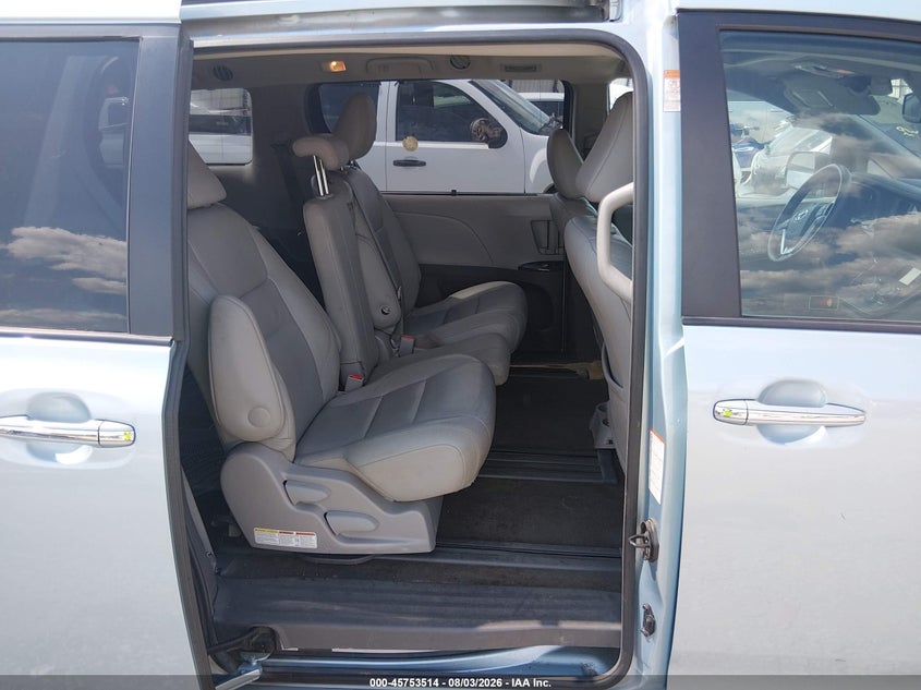 TOYOTA SIENNA - zdjęcie 8