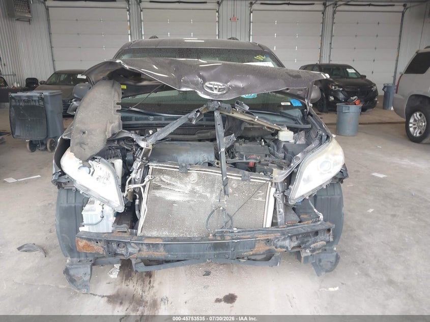 TOYOTA SIENNA - zdjęcie 13
