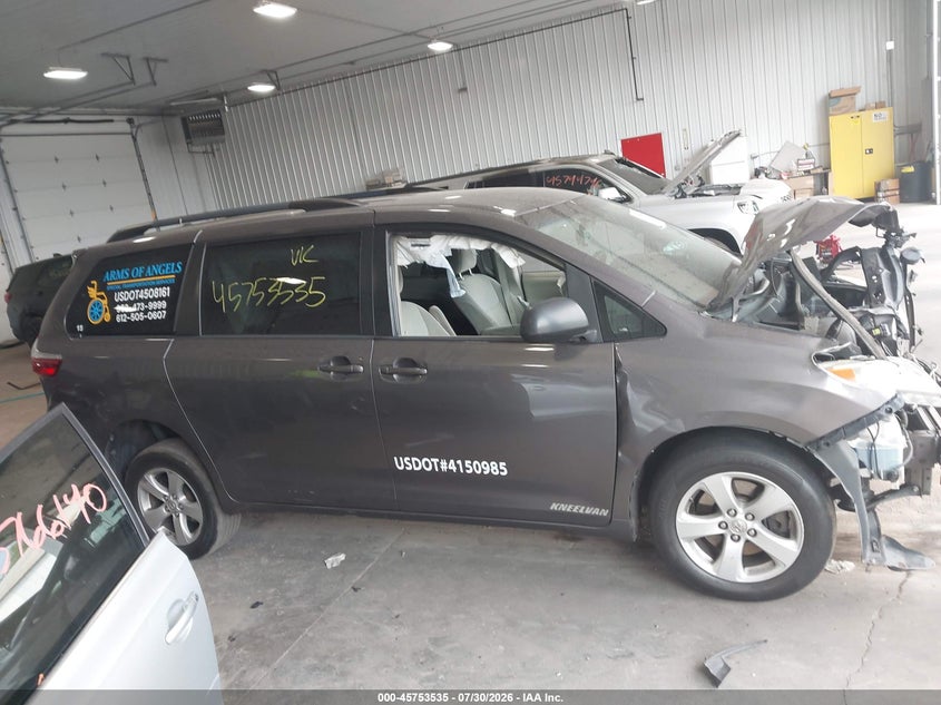 TOYOTA SIENNA - zdjęcie 14