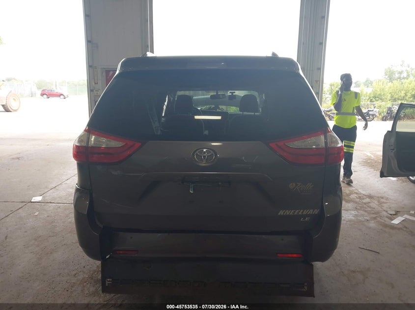 TOYOTA SIENNA - zdjęcie 17