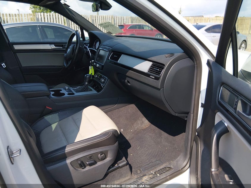 2017 VOLKSWAGEN TOUAREG auction photo 5