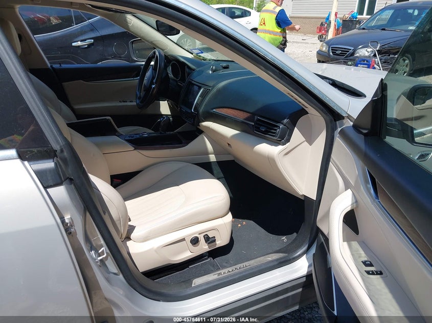 2017 MASERATI LEVANTE auction photo 5