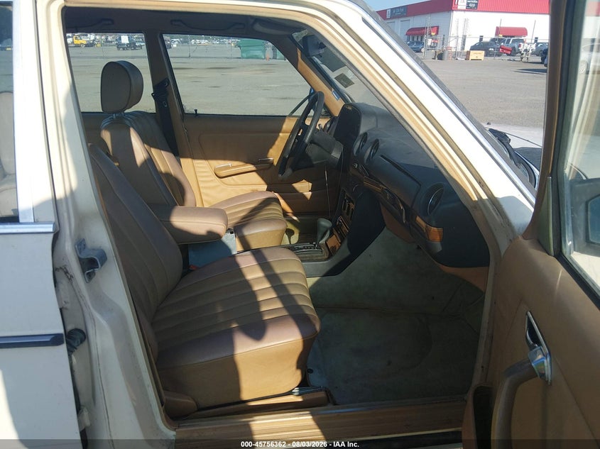 1983 MERCEDES-BENZ 240 auction photo 5