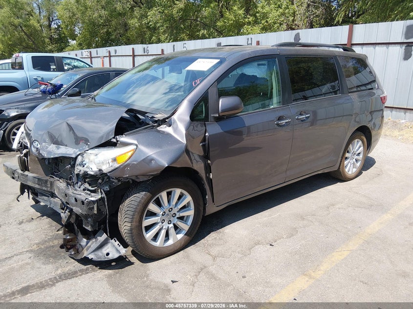 2017 TOYOTA SIENNA auction photo 2
