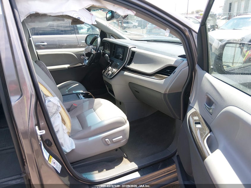 2017 TOYOTA SIENNA auction photo 5