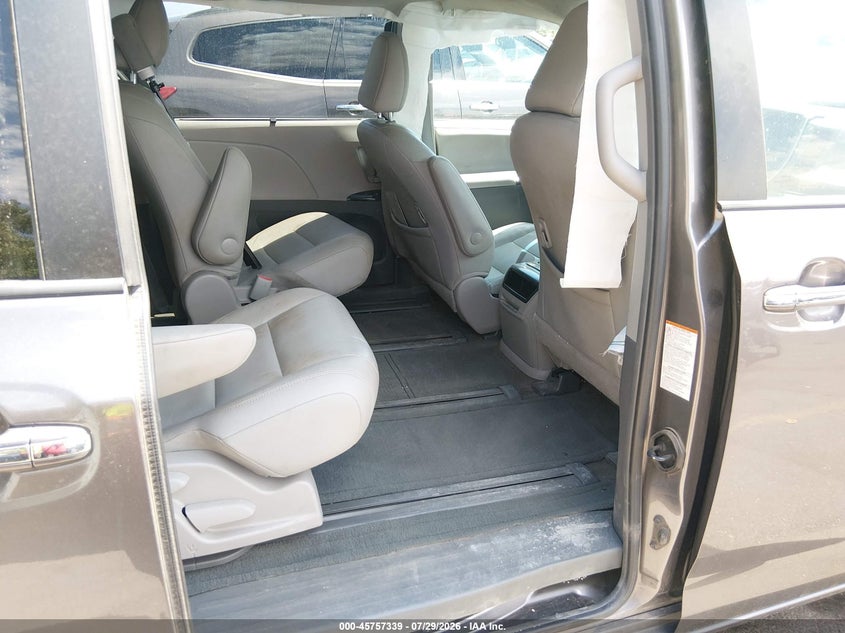 2017 TOYOTA SIENNA auction photo 8