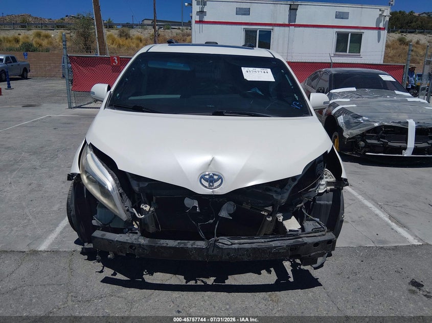 TOYOTA SIENNA - zdjęcie 13