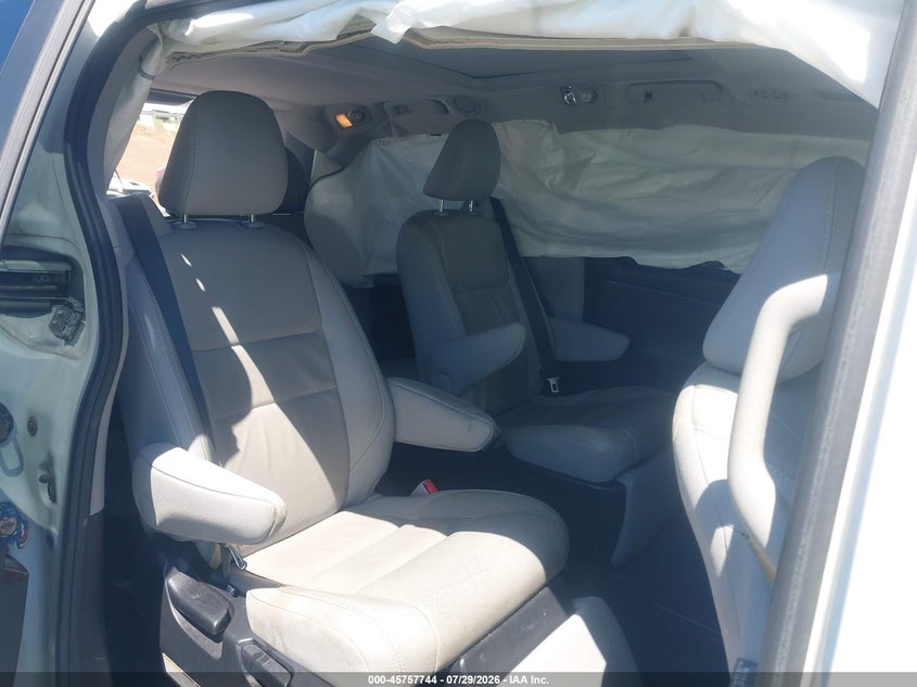 TOYOTA SIENNA - zdjęcie 8