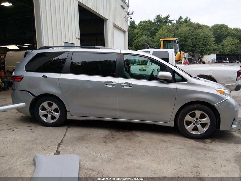 TOYOTA SIENNA - zdjęcie 13