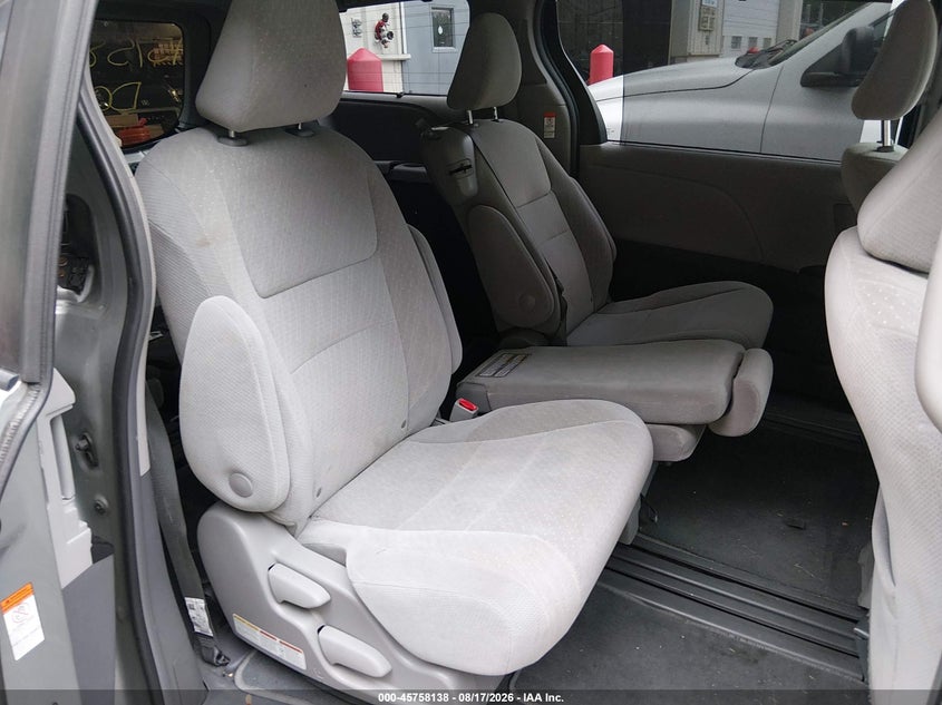 TOYOTA SIENNA - zdjęcie 8