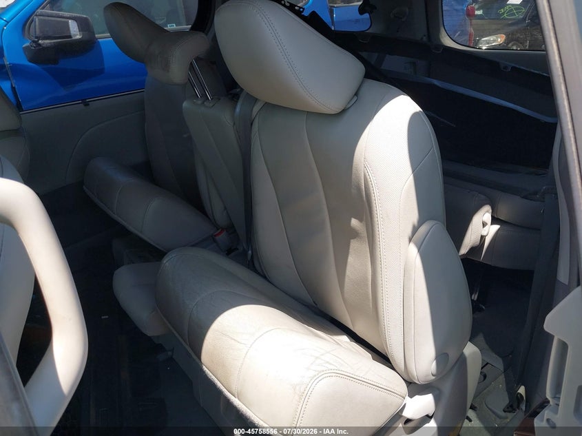 2014 TOYOTA SIENNA VAN 3.5L V-6 DOHC, VVT, 266HP