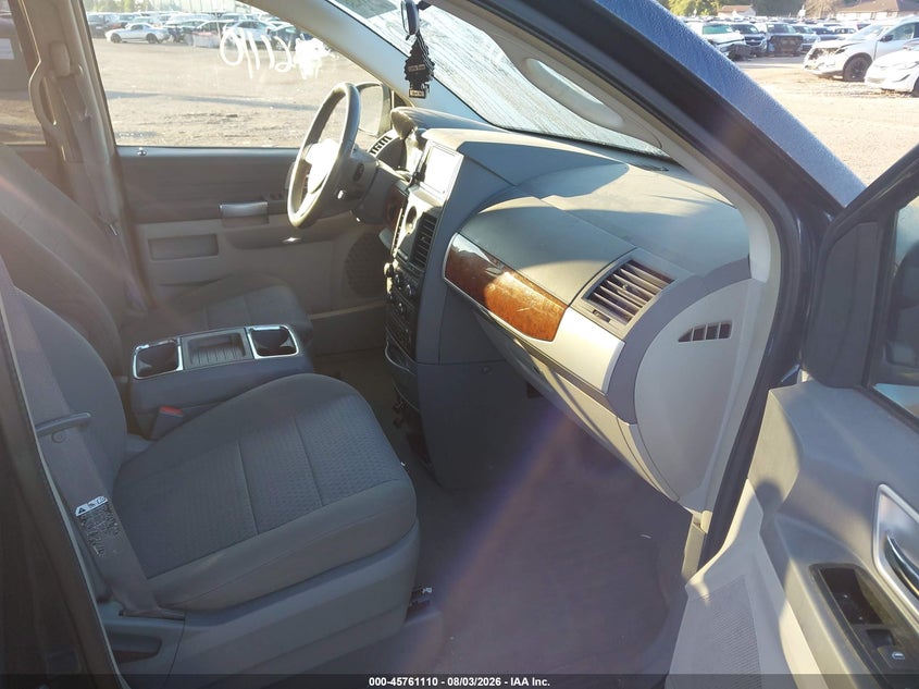 2008 CHRYSLER TOWN & COUNTRY auction photo 5