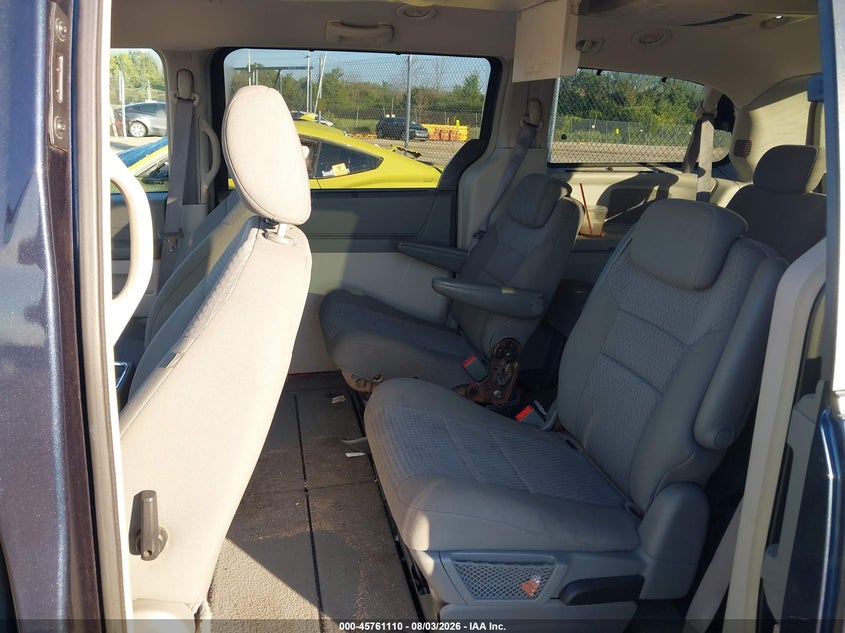 2008 CHRYSLER TOWN & COUNTRY auction photo 8