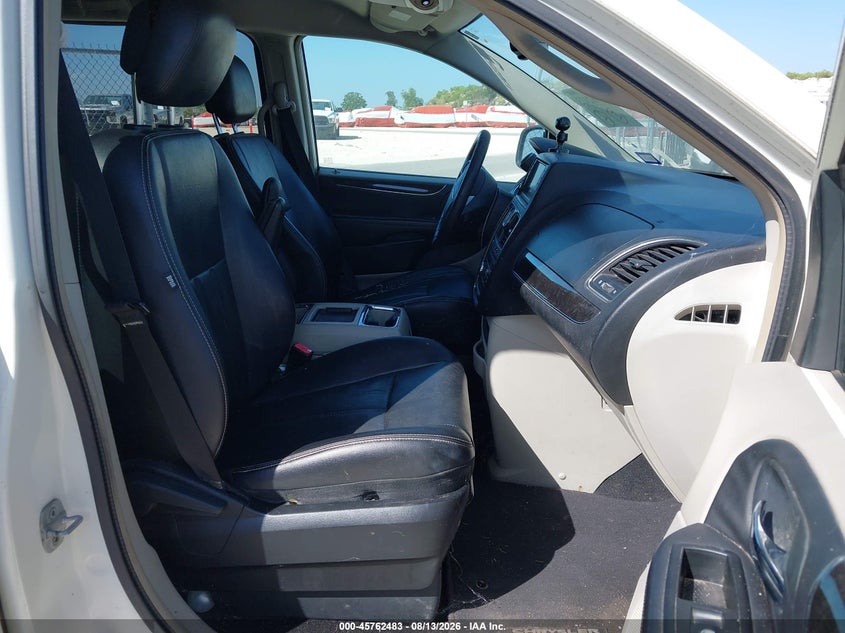 2013 CHRYSLER TOWN & COUNTRY auction photo 5