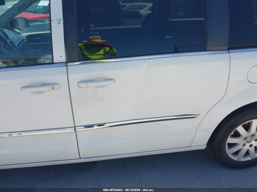 2013 CHRYSLER TOWN & COUNTRY auction photo 6