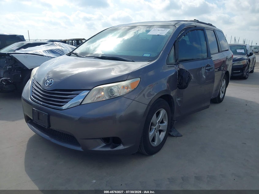 2015 Toyota Sienna, Normal Wear & Tear, IAAI, VIN 5TDKK3DC1FS528340 — photo 2