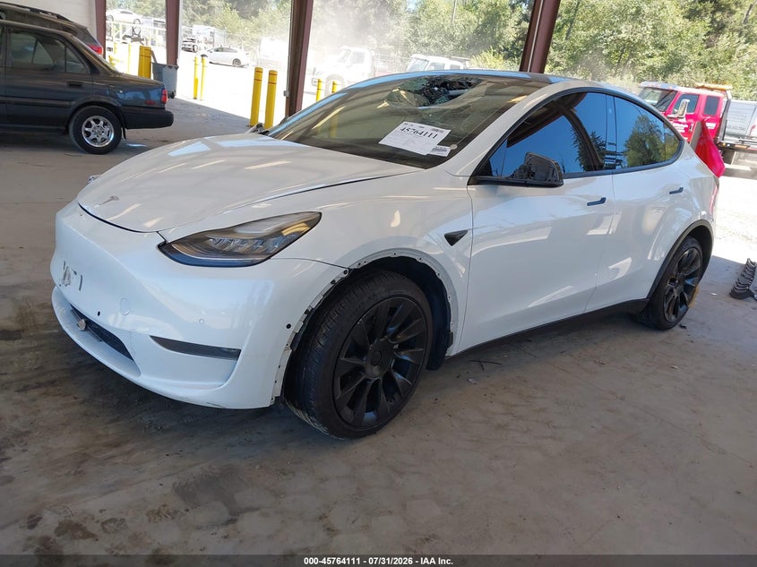 2020 Tesla Model Y, Right Front, IAAI, VIN 5YJYGDEE3LF058197 — photo 2