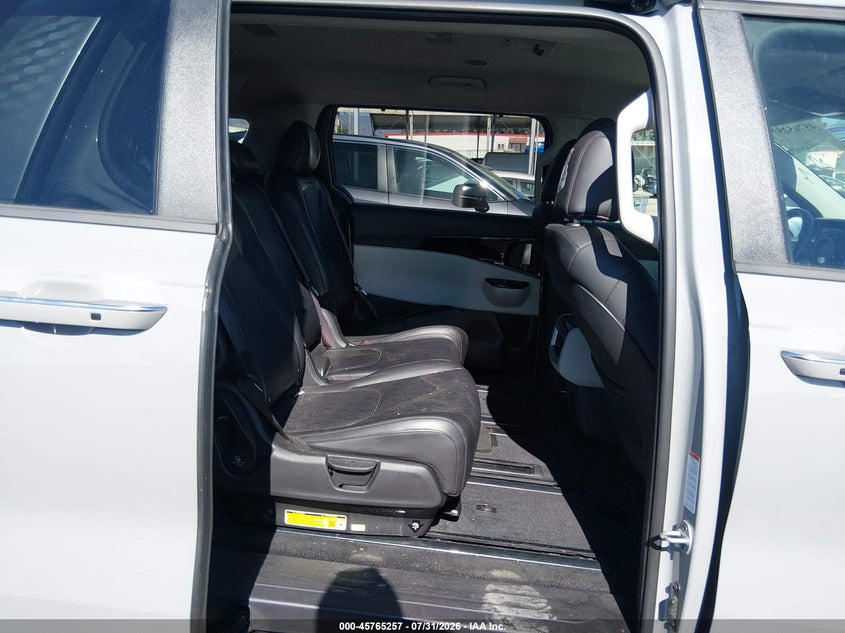 2024 KIA CARNIVAL MPV auction photo 8