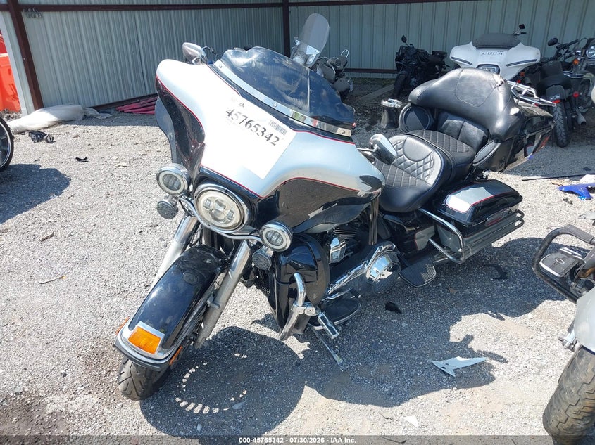 2011 HARLEY-DAVIDSON FLHTCU auction photo 2