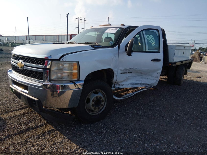 2011 CHEVROLET SILVERADO 3500HD CHASSIS auction photo 2