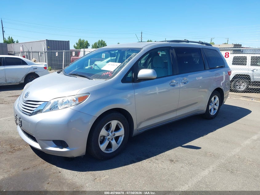 2017 Toyota Sienna, Левый зад, IAAI, VIN 5TDKZ3DC5HS881078 — фото 2