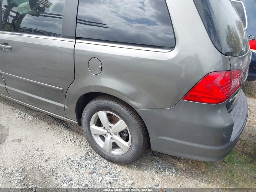 2010 VOLKSWAGEN ROUTAN auction photo 3