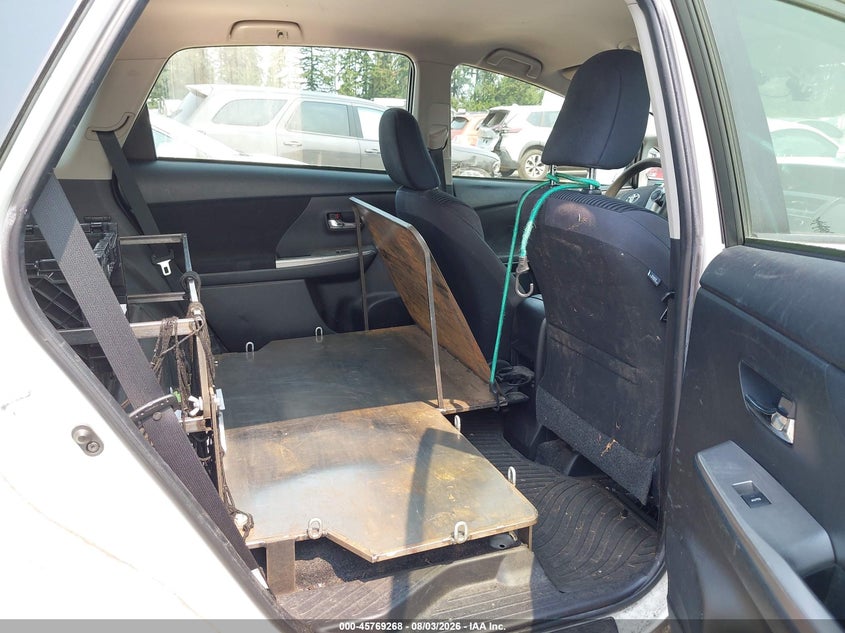 2015 TOYOTA PRIUS V auction photo 7