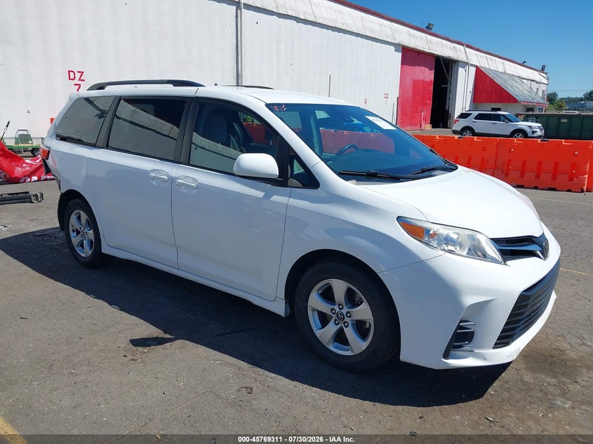 Vin: 5tdkz3dc0js902764, lot: 46268060, toyota sienna le 8 passenger 2018 img_1
