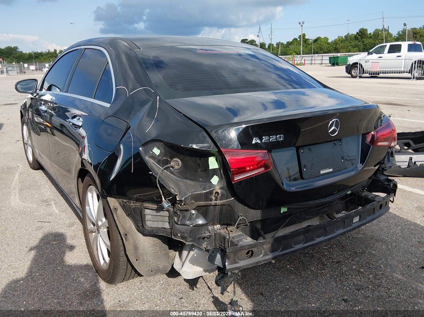 Vin: wdd3g4eb0kw018854, lot: 46268179, mercedes-benz a 220 20193