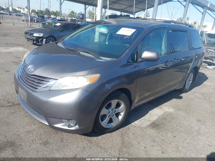 2015 Toyota Sienna, Удар сзади, IAAI, VIN 5TDKK3DC6FS601668 — фото 2