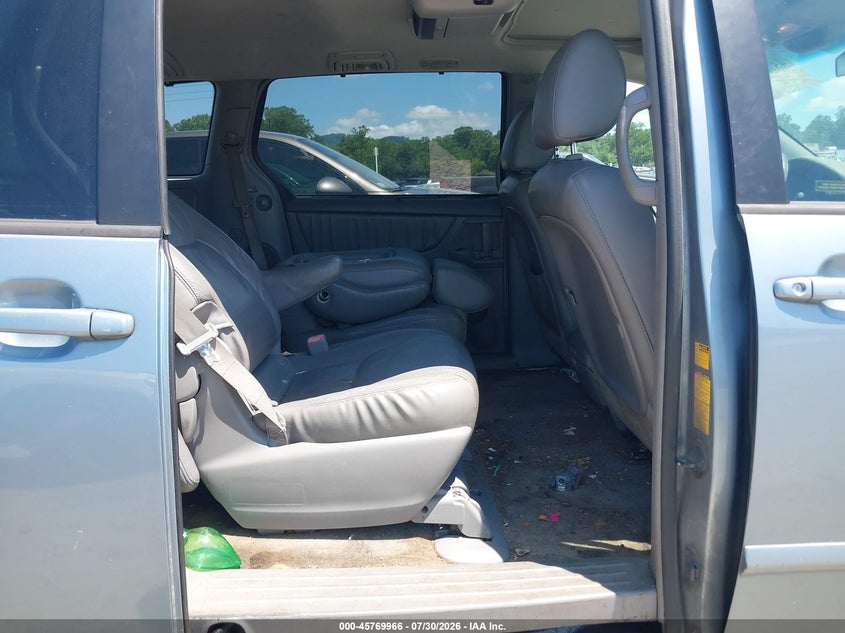 TOYOTA SIENNA 2010 VIN 5TDYK4CC9AS320720