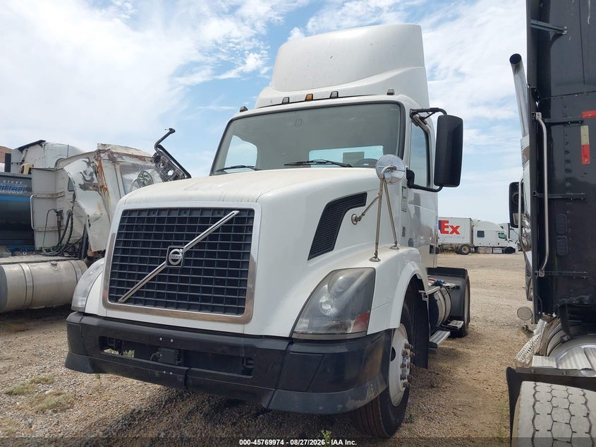 2013 VOLVO VN auction photo 2