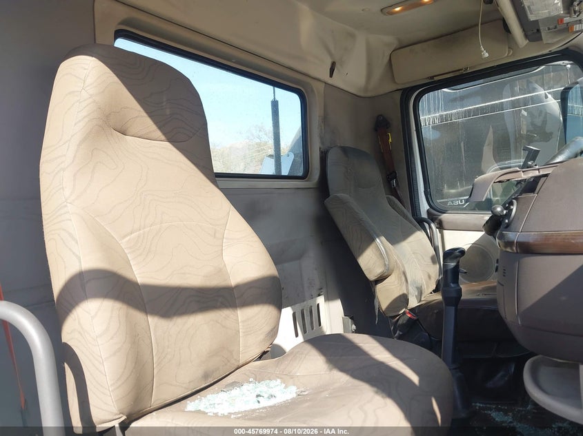 2013 VOLVO VN auction photo 6