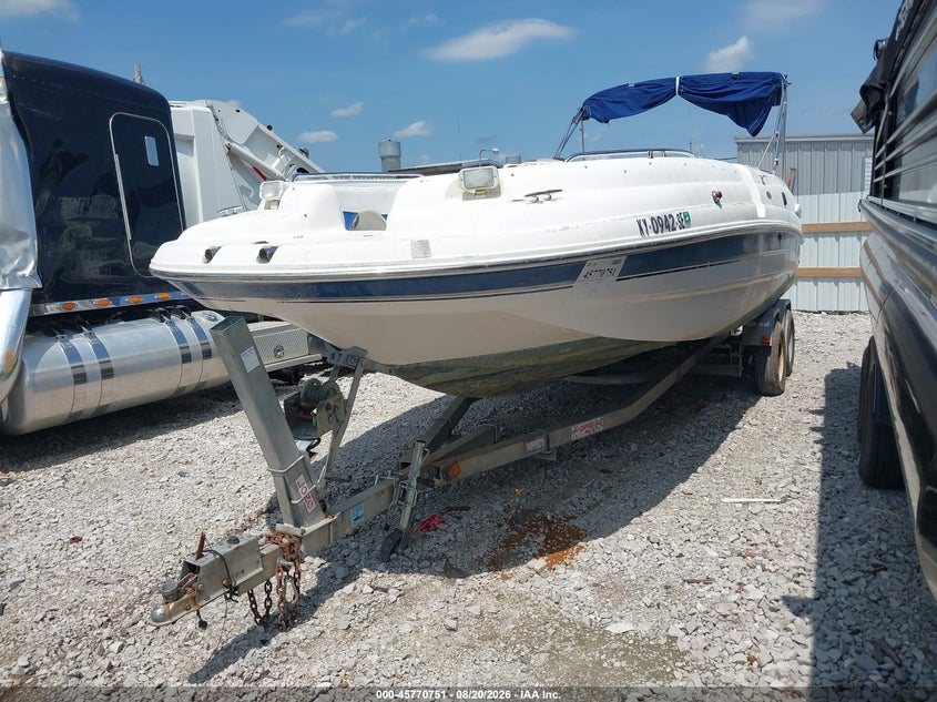 2000 CHAPARRAL 26' auction photo 2