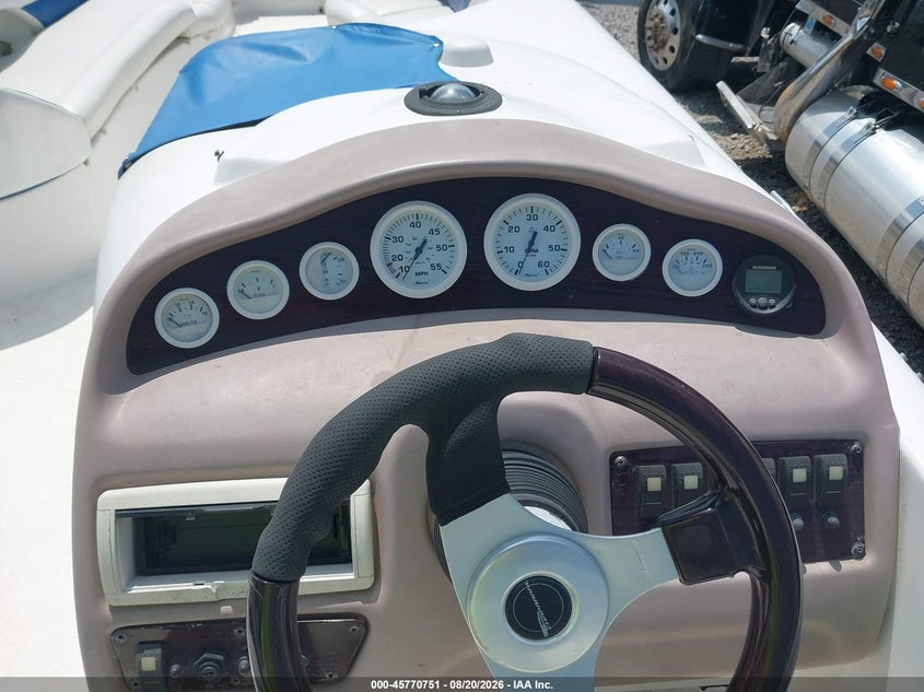 2000 CHAPARRAL 26' auction photo 7