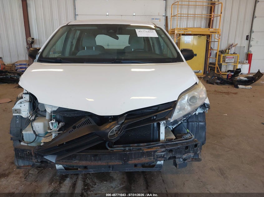 TOYOTA SIENNA - zdjęcie 6