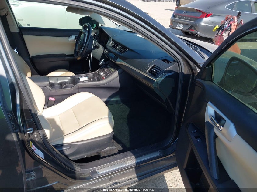2011 LEXUS CT 200H auction photo 5