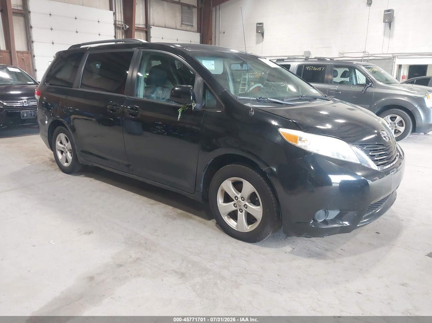 2014 TOYOTA SIENNA auction photo 1