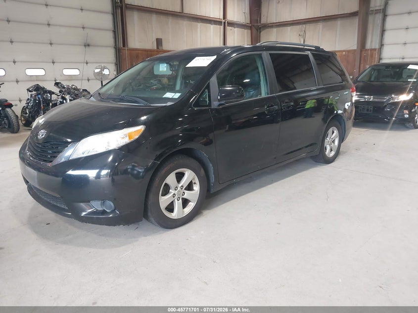 2014 TOYOTA SIENNA auction photo 2