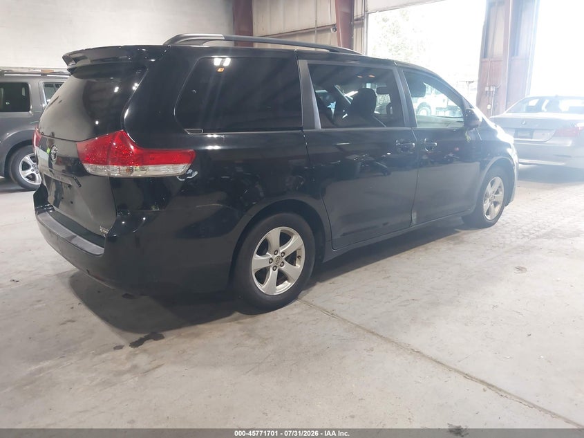 2014 TOYOTA SIENNA auction photo 4