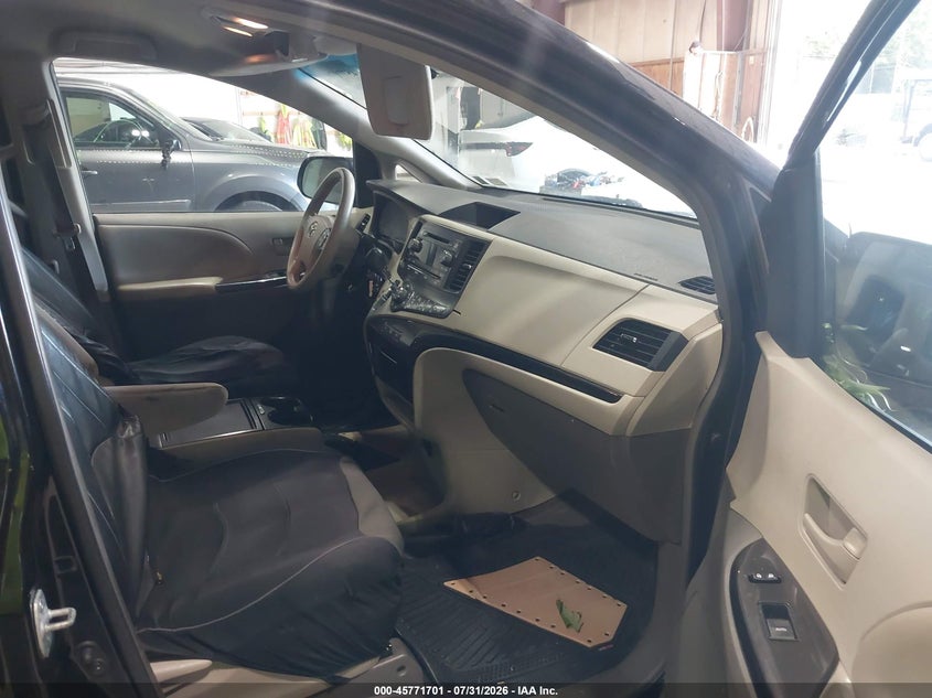 2014 TOYOTA SIENNA auction photo 5
