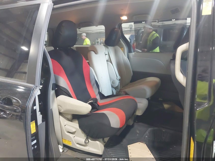 2014 TOYOTA SIENNA auction photo 8