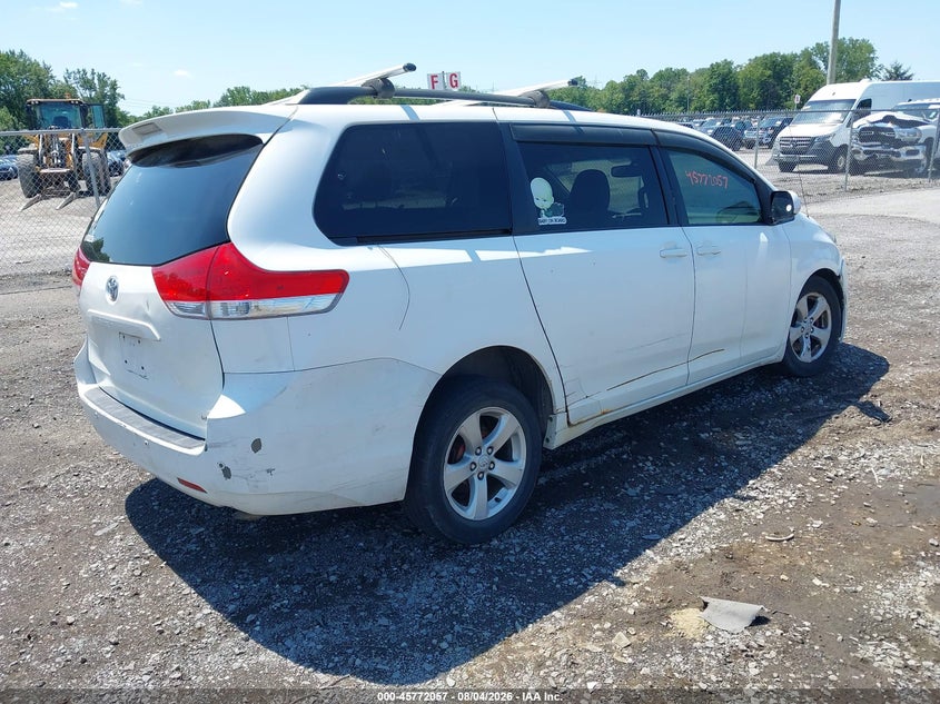 2011 TOYOTA SIENNA auction photo 4