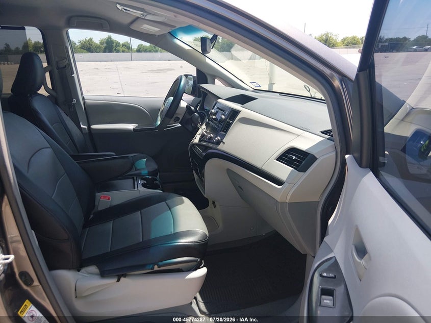2011 TOYOTA SIENNA auction photo 5