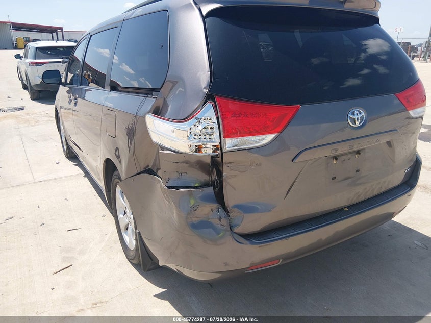 2011 TOYOTA SIENNA auction photo 6