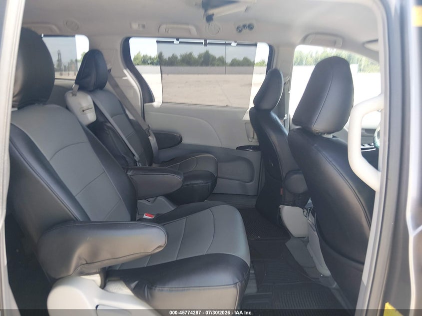 2011 TOYOTA SIENNA auction photo 8