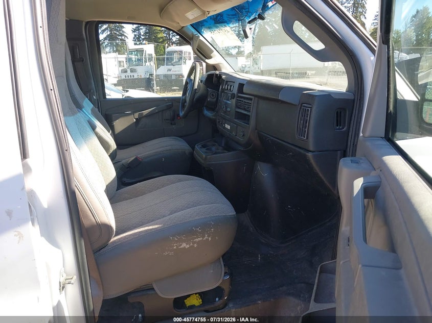 2017 GMC SAVANA 2500 auction photo 5