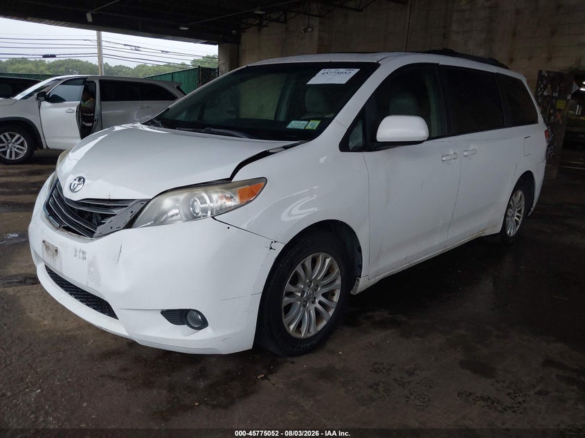 2014 Toyota Sienna, Правый бок, IAAI, VIN 5TDYK3DC9ES474794 — фото 2