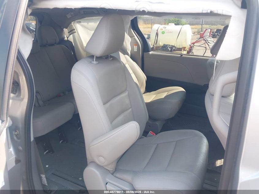 2020 TOYOTA SIENNA XLE · Фото 8